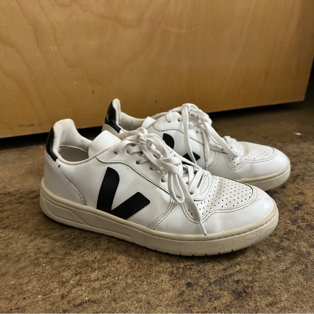 VEJA V10 Womens size 7-7.5/EU38 Extra White Black Leather Sneakers